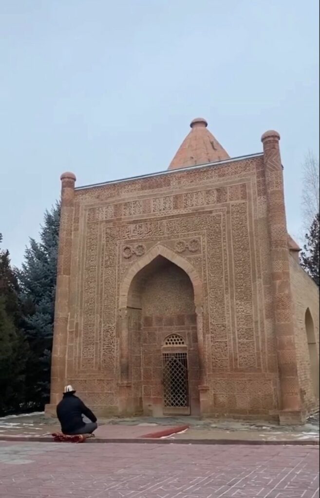 Архитектурные и археологические памятники Киргизии башни, мечети, мавзолеи и гробницы