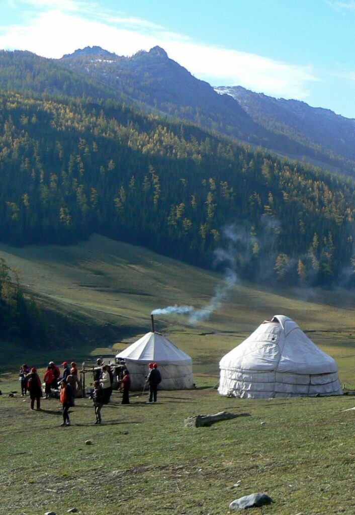 Популярные туристические маршруты и активный отдых в Киргизии альпинизм, пешие прогулки и верховая езда
